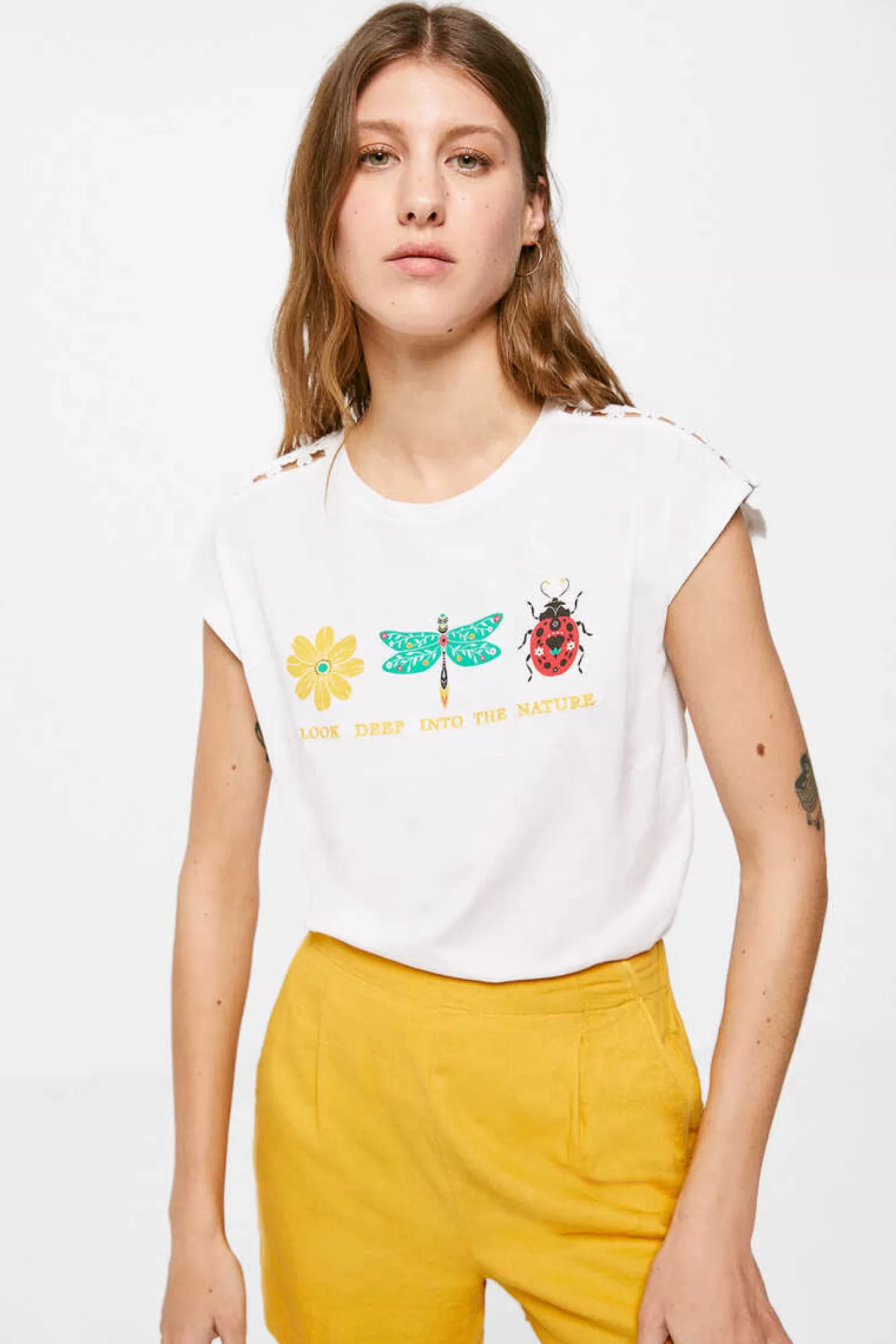 * T-Shirt Grafica Crochet Ombro