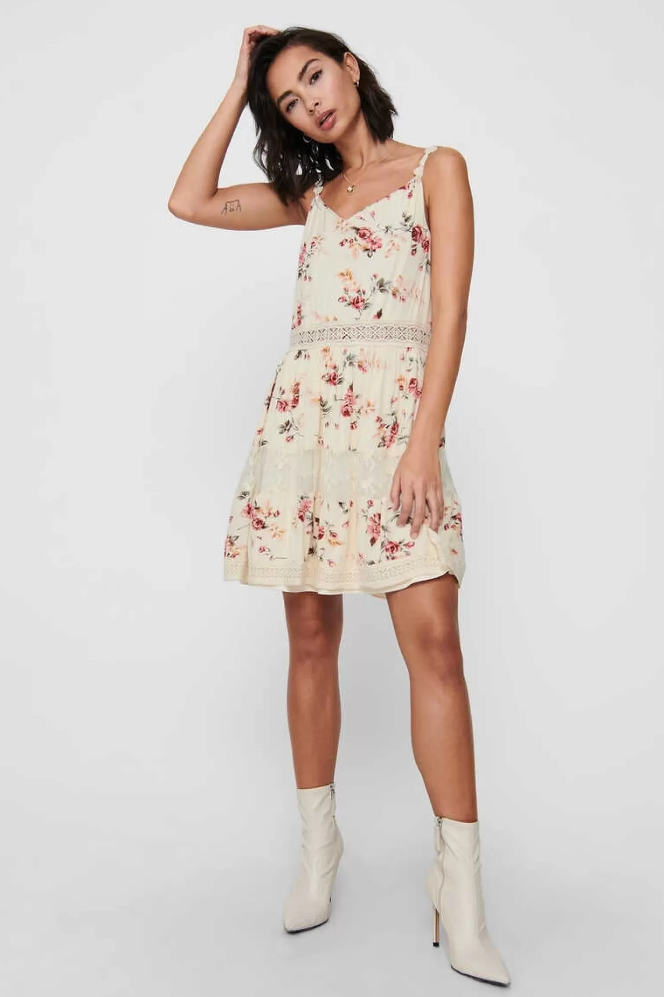 Only Vestido Curto Gola Em Bico