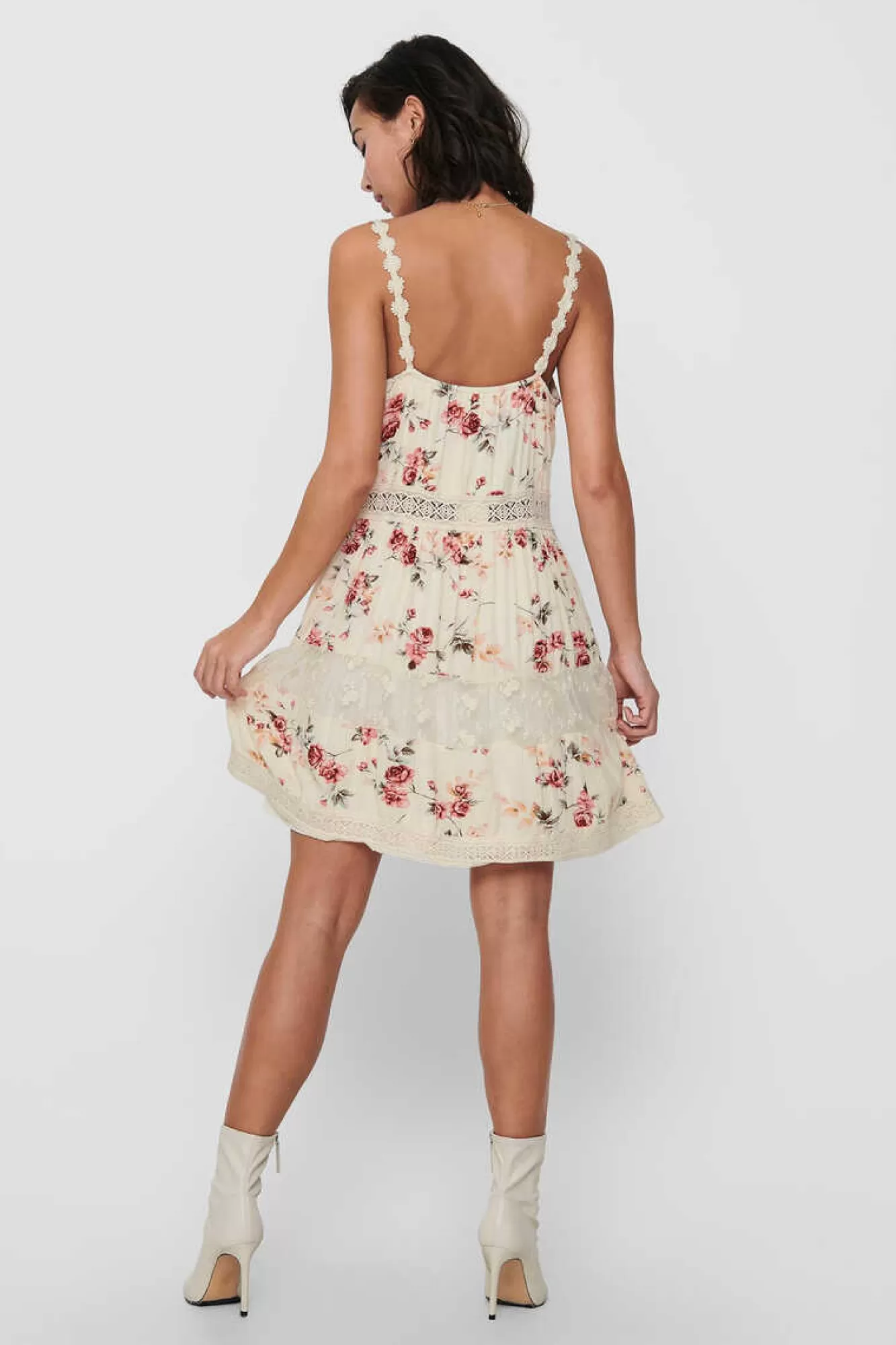 Only Vestido Curto Gola Em Bico