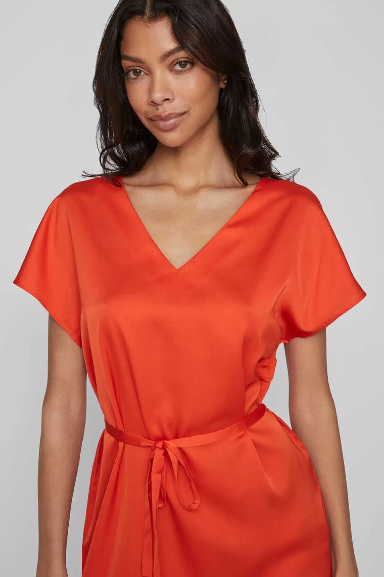 Vila Vestido Midi Acetinado De Manga Curta