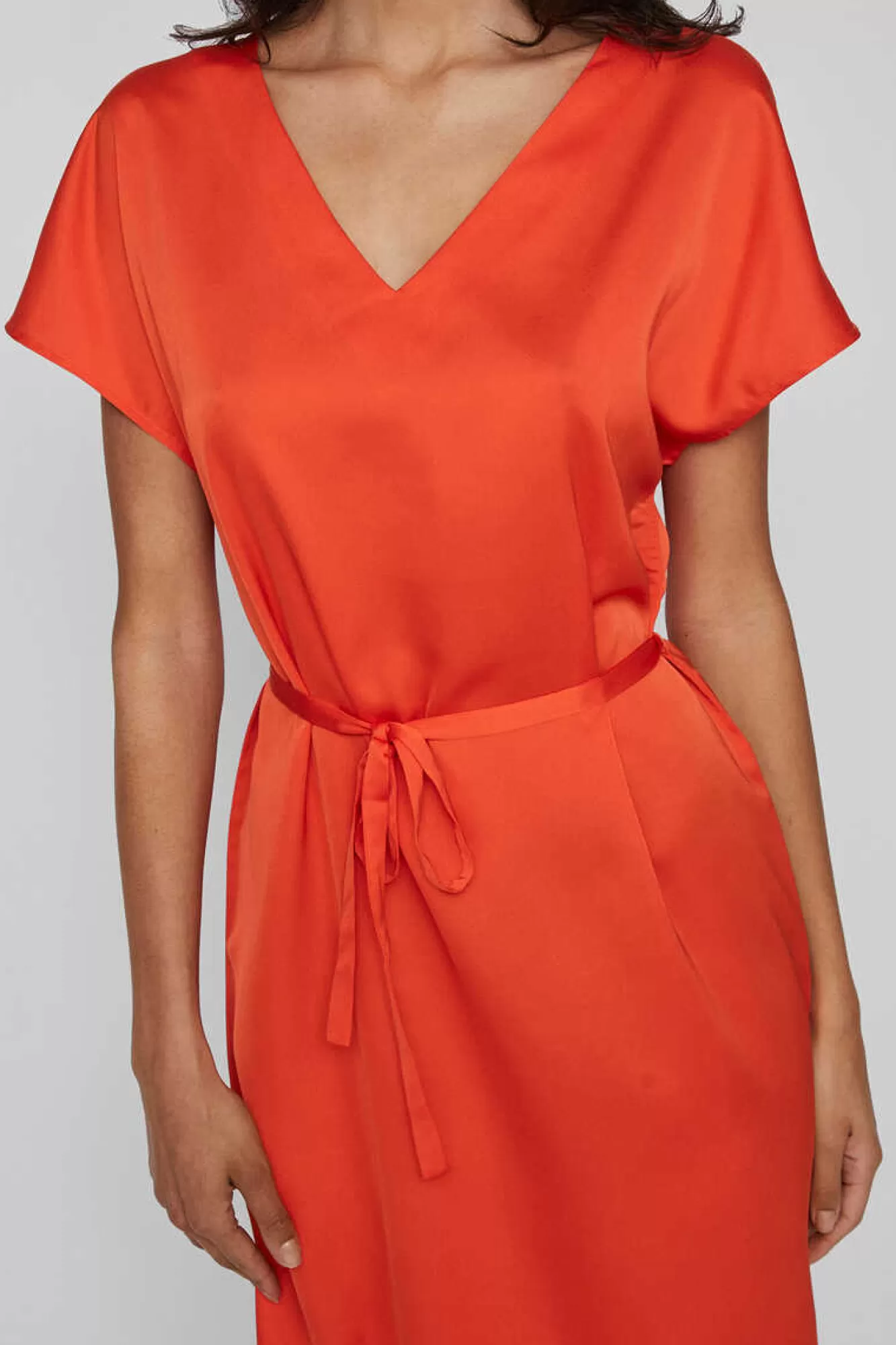 Vila Vestido Midi Acetinado De Manga Curta