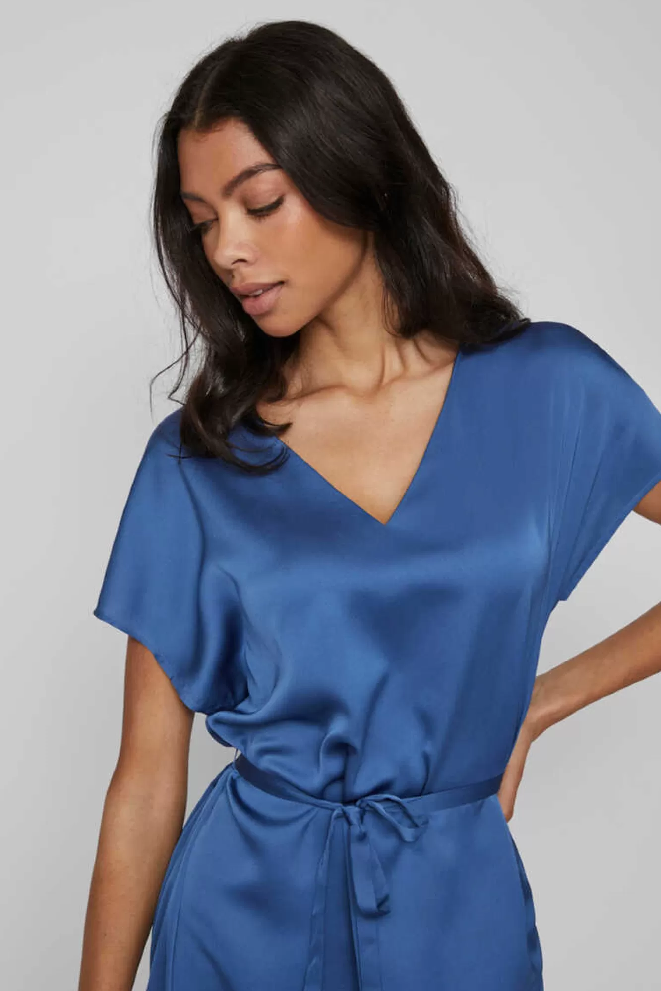 Vila Vestido Midi Acetinado De Manga Curta